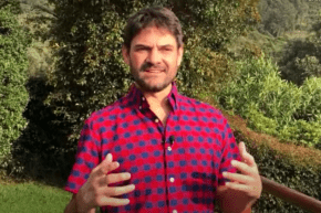 Un hombre hablando