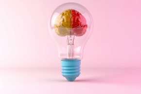 Una bombilla con un cerebro dentro