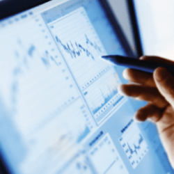 Mano sobre pantalla digital.