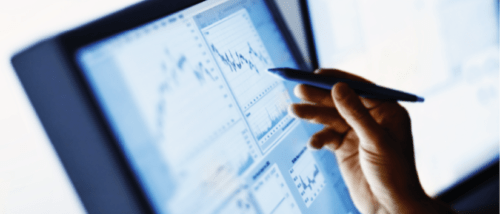 Mano sobre pantalla digital.